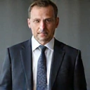 Multinacionális cég vezetőjének portréja